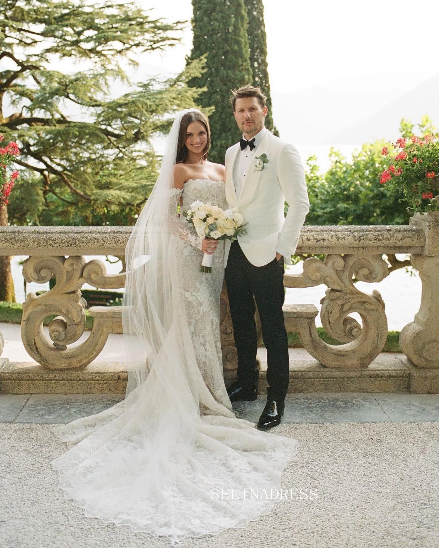 Rustic Lace Wedding Dresses Gorgeous Long Sleeve Bridal Gown SEA057